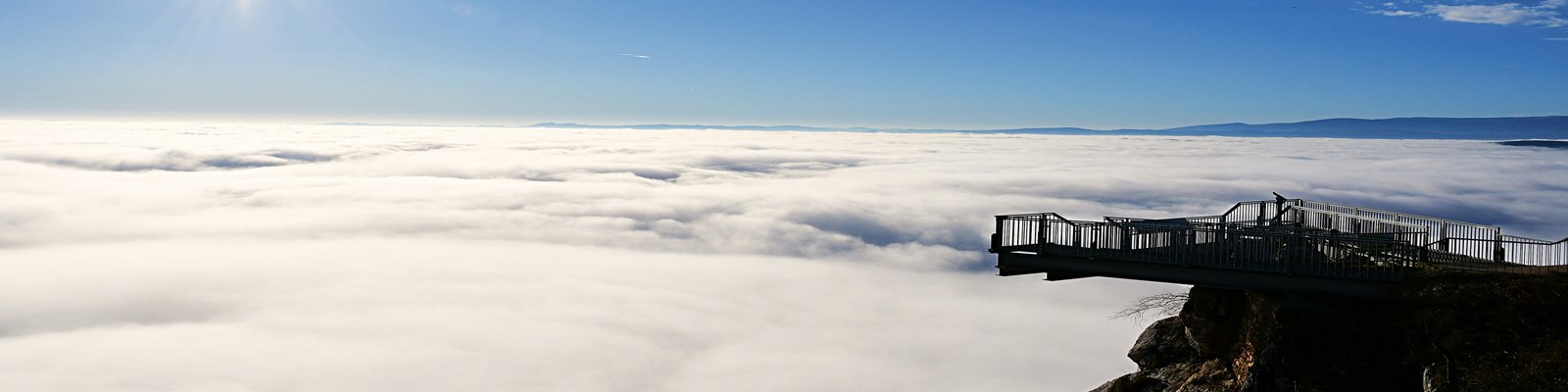 Skywalk mit Nebel im Hintergrund