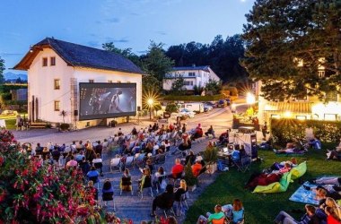 Sommerkino Leinwand mit Außenplätzen