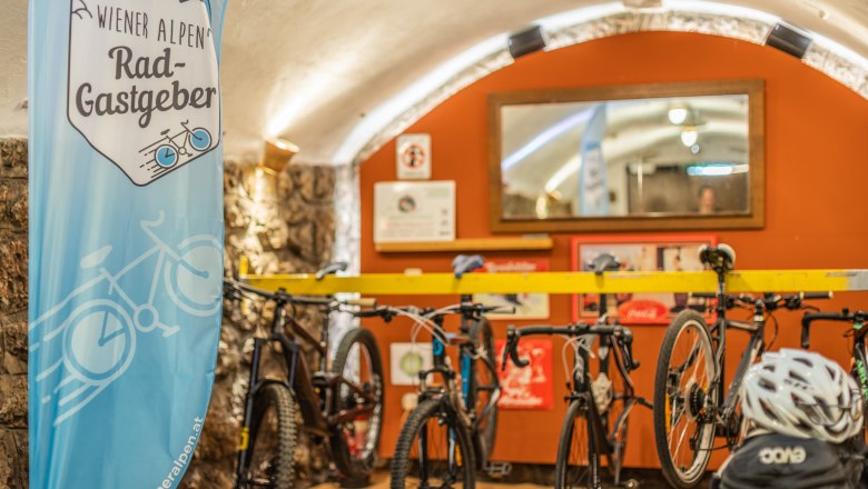 Radgarage im Landgasthof zur Schubertlinde, © Wiener Alpen/Martin Fülöp