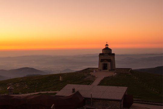 Sonnenaufgang am Schneeberg mit Blick auf Elisabethkirche & Tal