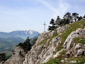 Gipfelkreuz bei der Wilhelm-Eichert Hütte, © ©Bwag/ Commons, CC 3.0 AT