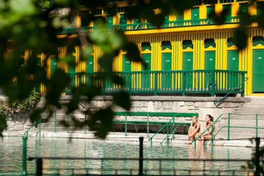 Schwimmbecken und Umkleidekabinen im K&K Stil