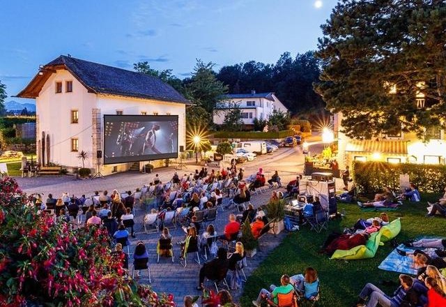 Sommerkino Leinwand mit Außenplätzen