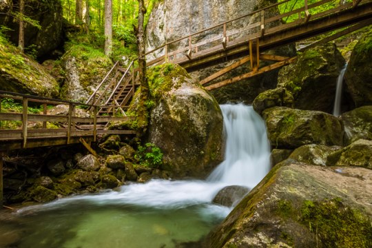 Wilder Bachfluss mit Gehstegen daneben