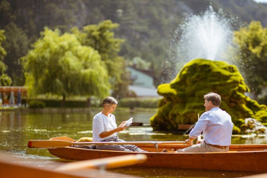 Pärchen am Boot im Kurteich dahinter Springbrunnen